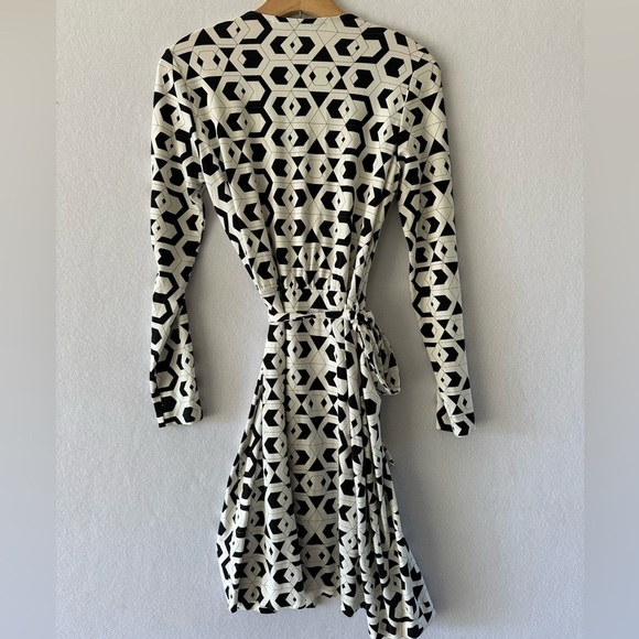 Diane Von Furstenberg Black White Abstract Graphics Valencia Wrap Dress Size 4 - Picture 3 of 9